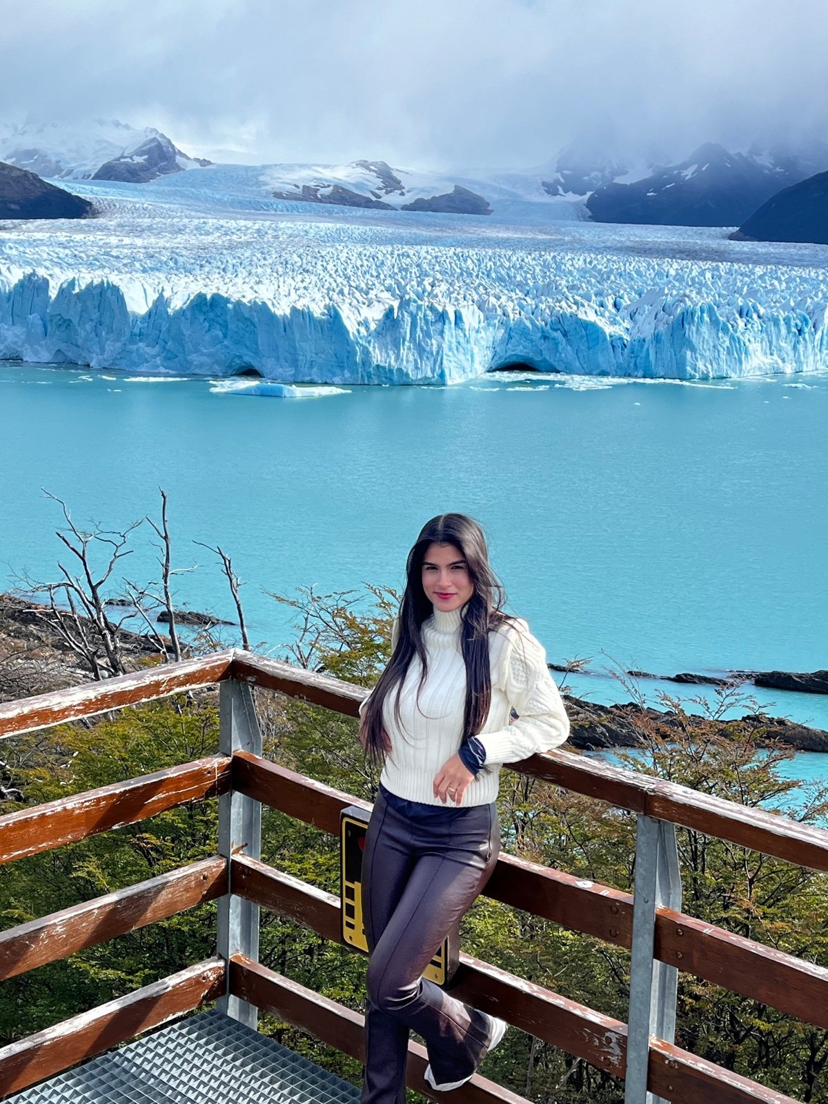 Dana frente al glaciar Perito Moreno en El Calafate, Argentina