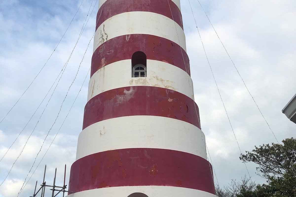 Faro de Elbow Reef con franjas rojas y blancas en Hope Town