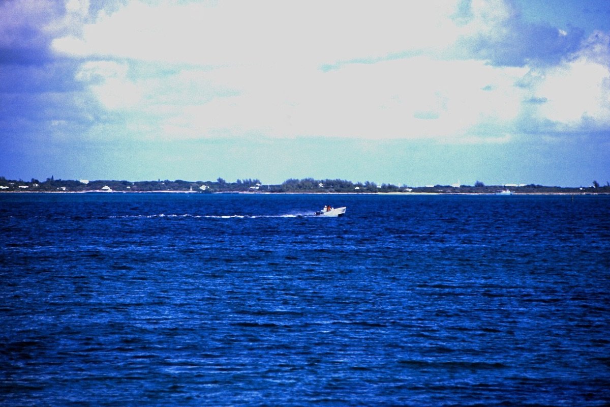 Mar y costa baja en Man-O-War Cay, Abacos