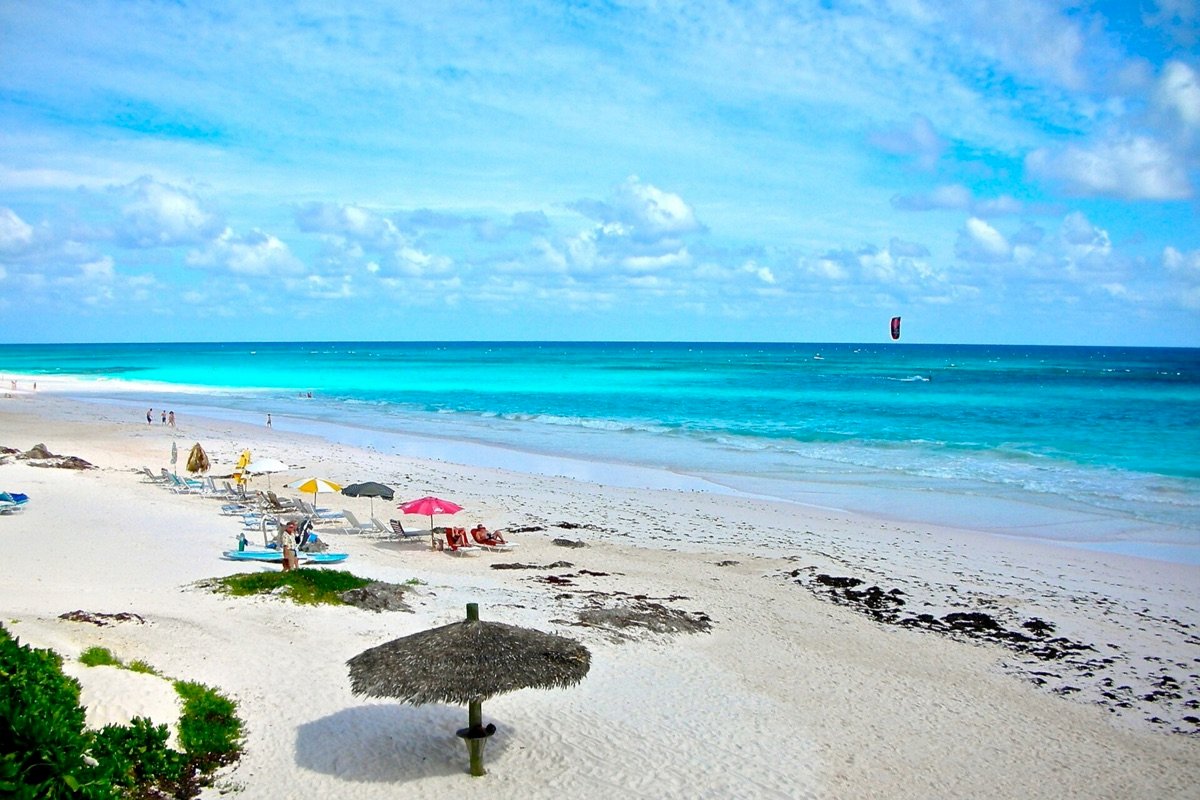 Costa y aguas azules de Harbour Island junto a Eleuthera