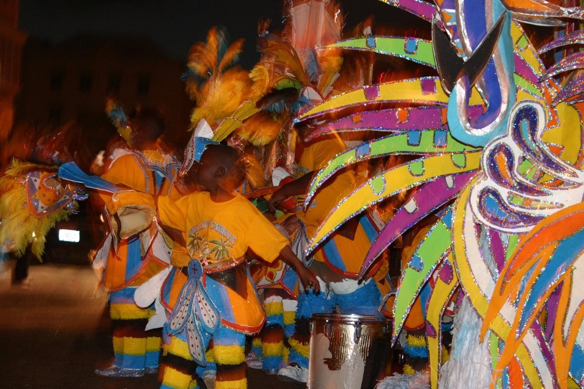Participantes con vestuario colorido durante Junkanoo en Nassau