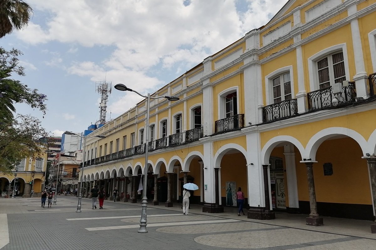 Edificios porticados junto a la Plaza 14 de Septiembre de Cochabamba