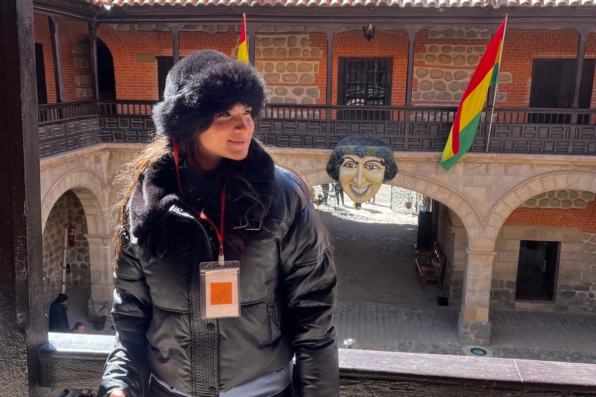 Dana observa piezas de plata expuestas en la Casa Nacional de Moneda de Potosí