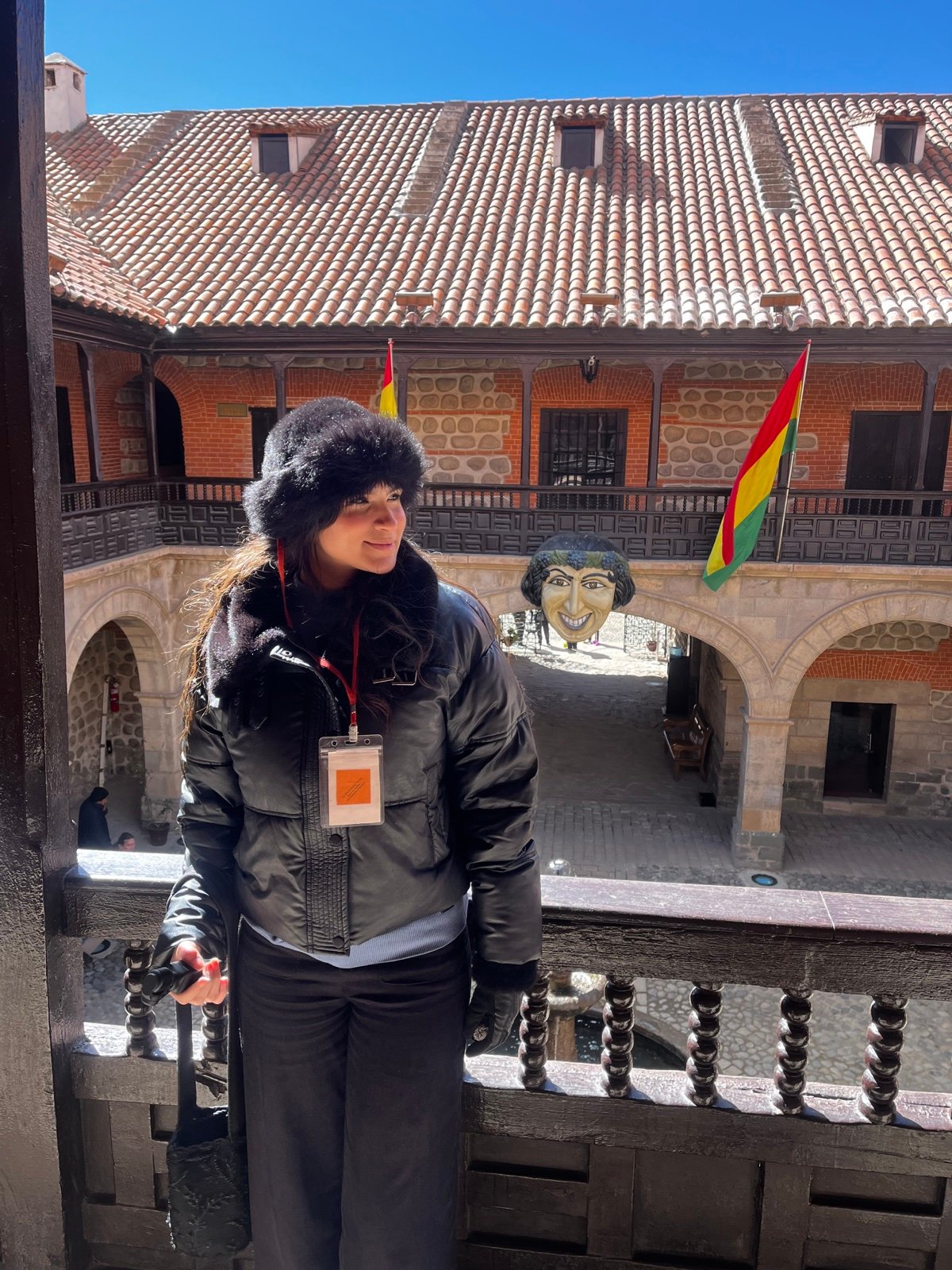 Dana observa piezas de plata expuestas en la Casa Nacional de Moneda de Potosí