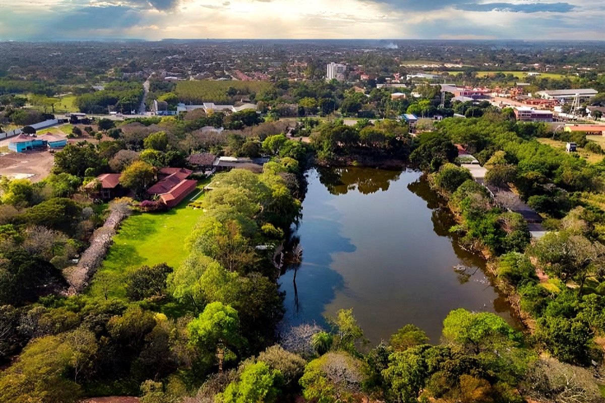 Laguna y vegetación del Jardín Botánico de Santa Cruz de la Sierra