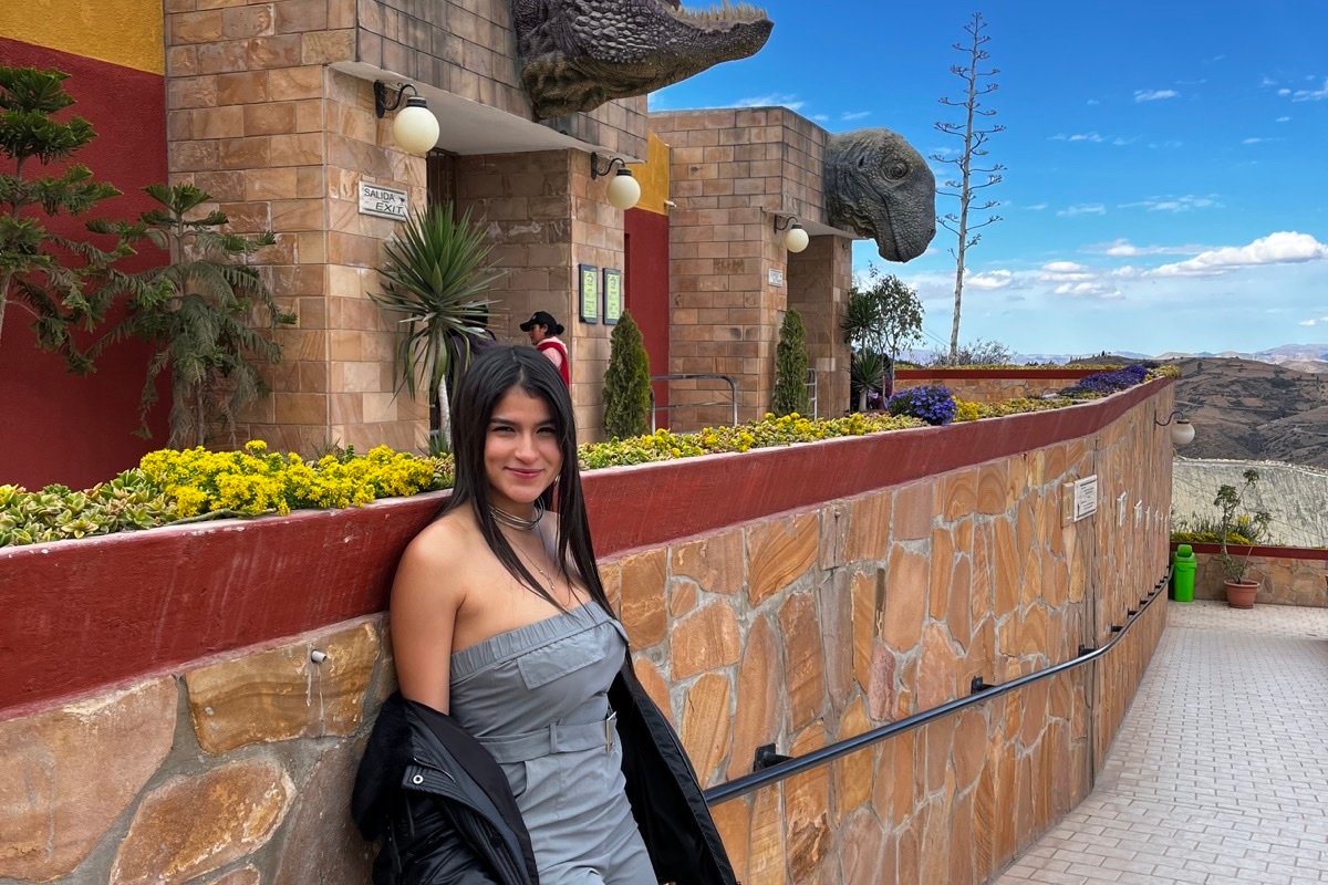 Dana junto a las recreaciones de dinosaurios del Parque Cretácico de Sucre