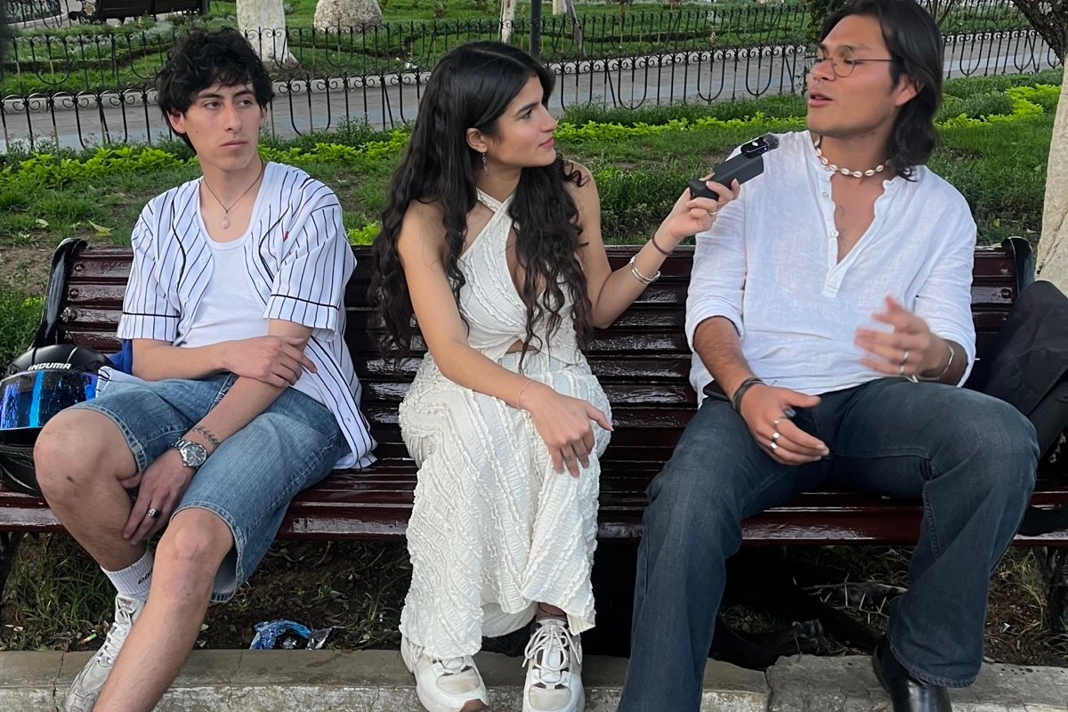 Dana realiza una entrevista en una plaza arbolada del centro de Sucre