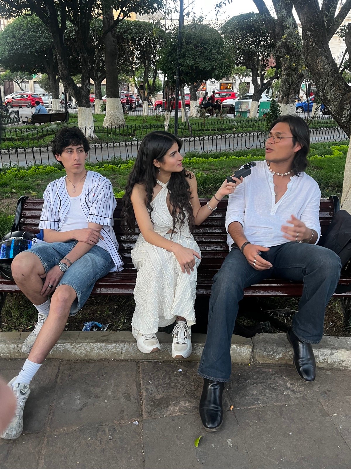 Dana realiza una entrevista en una plaza arbolada del centro de Sucre