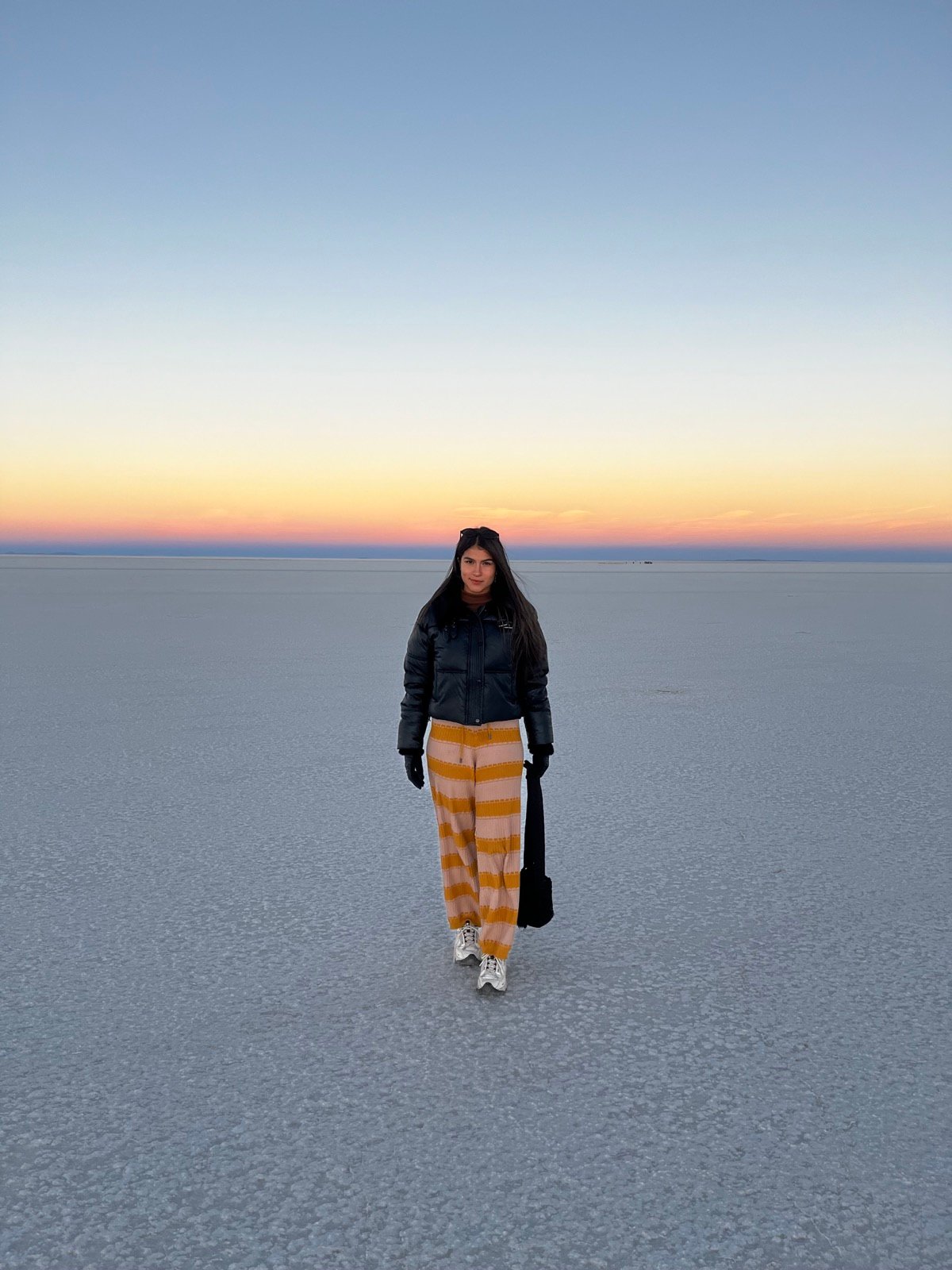 Dana en el Salar de Uyuni durante el atardecer