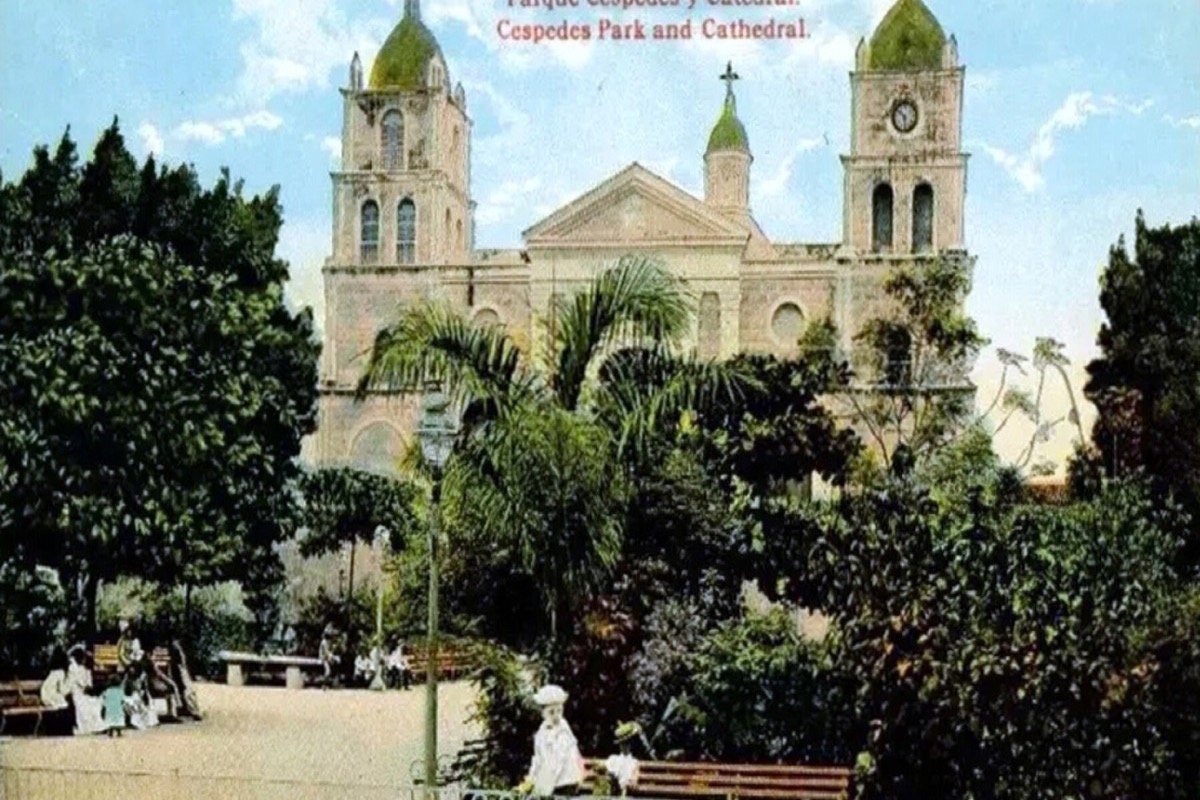 Vista histórica del Parque Céspedes y la catedral de Santiago de Cuba