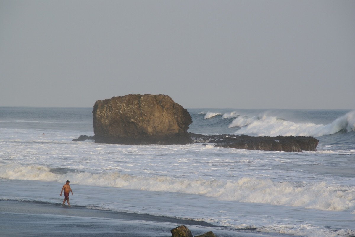Costa del Pacífico cerca de El Tunco