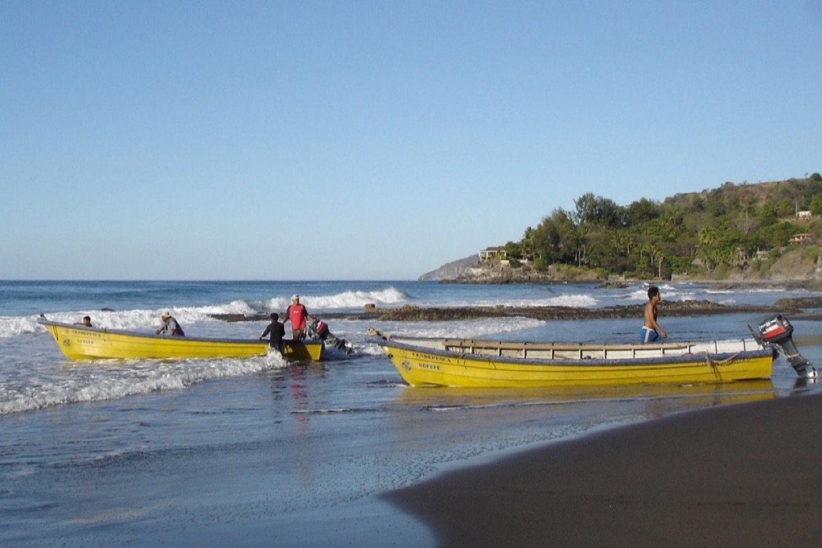 Pescadores en la playa de El Zonte
