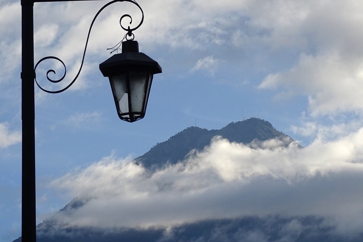 Volcán visible desde una calle de Antigua Guatemala