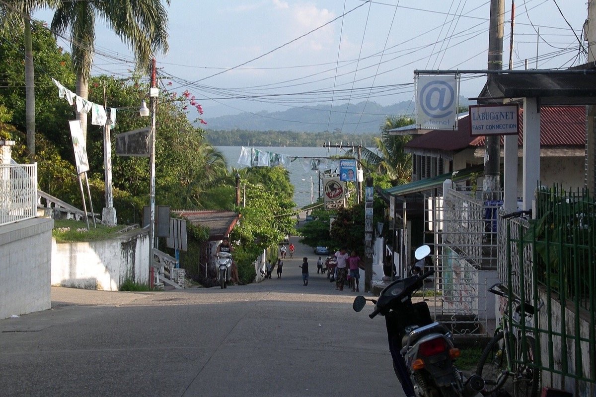 Calle principal de Livingston, Guatemala