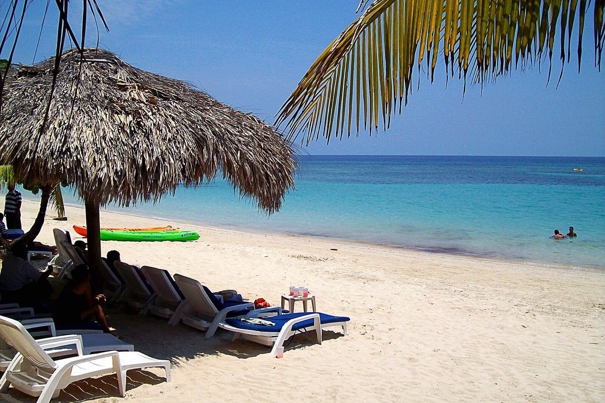 Bahía y embarcaciones en Roatán