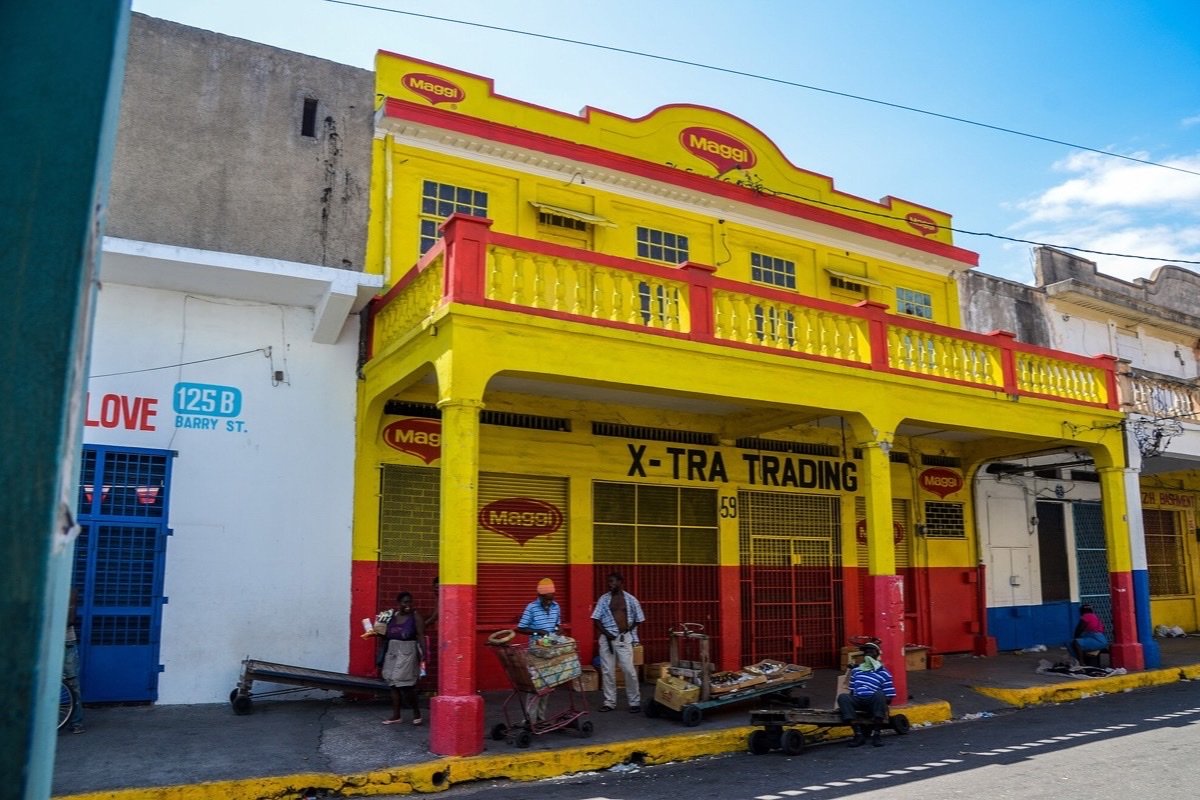 Edificio pintado en downtown Kingston
