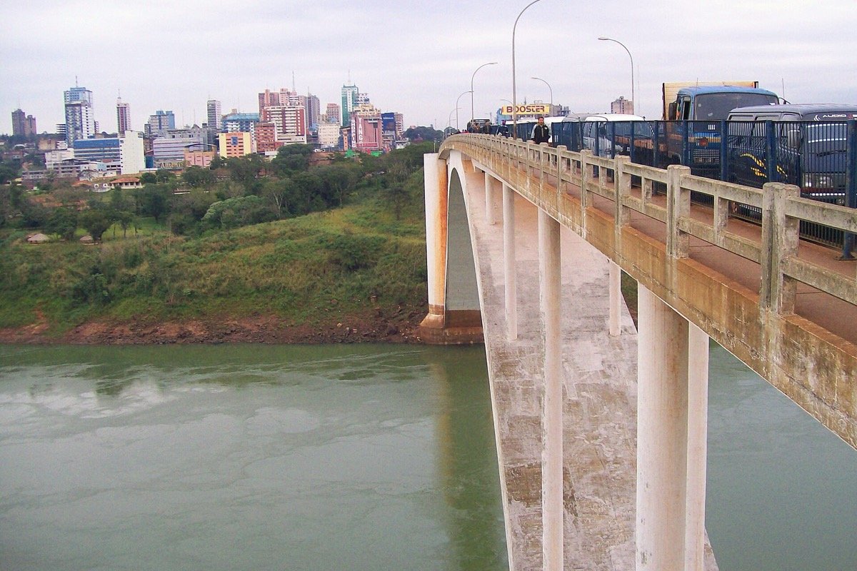 Puente de la Amistad sobre el río Paraná