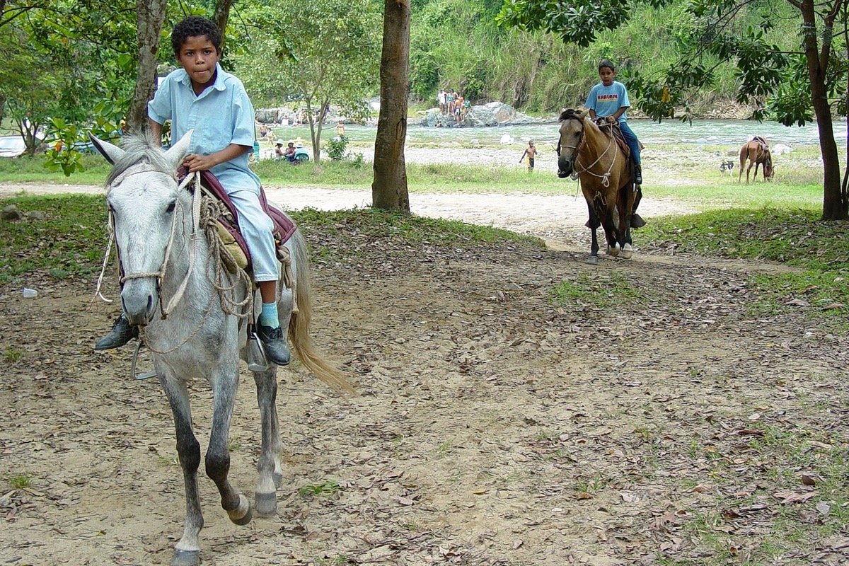 Ribera y caballos en los alrededores de Jarabacoa