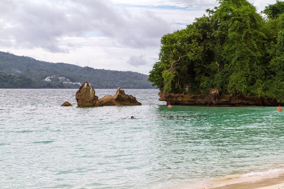 Costa de Cayo Levantado en la bahía de Samaná
