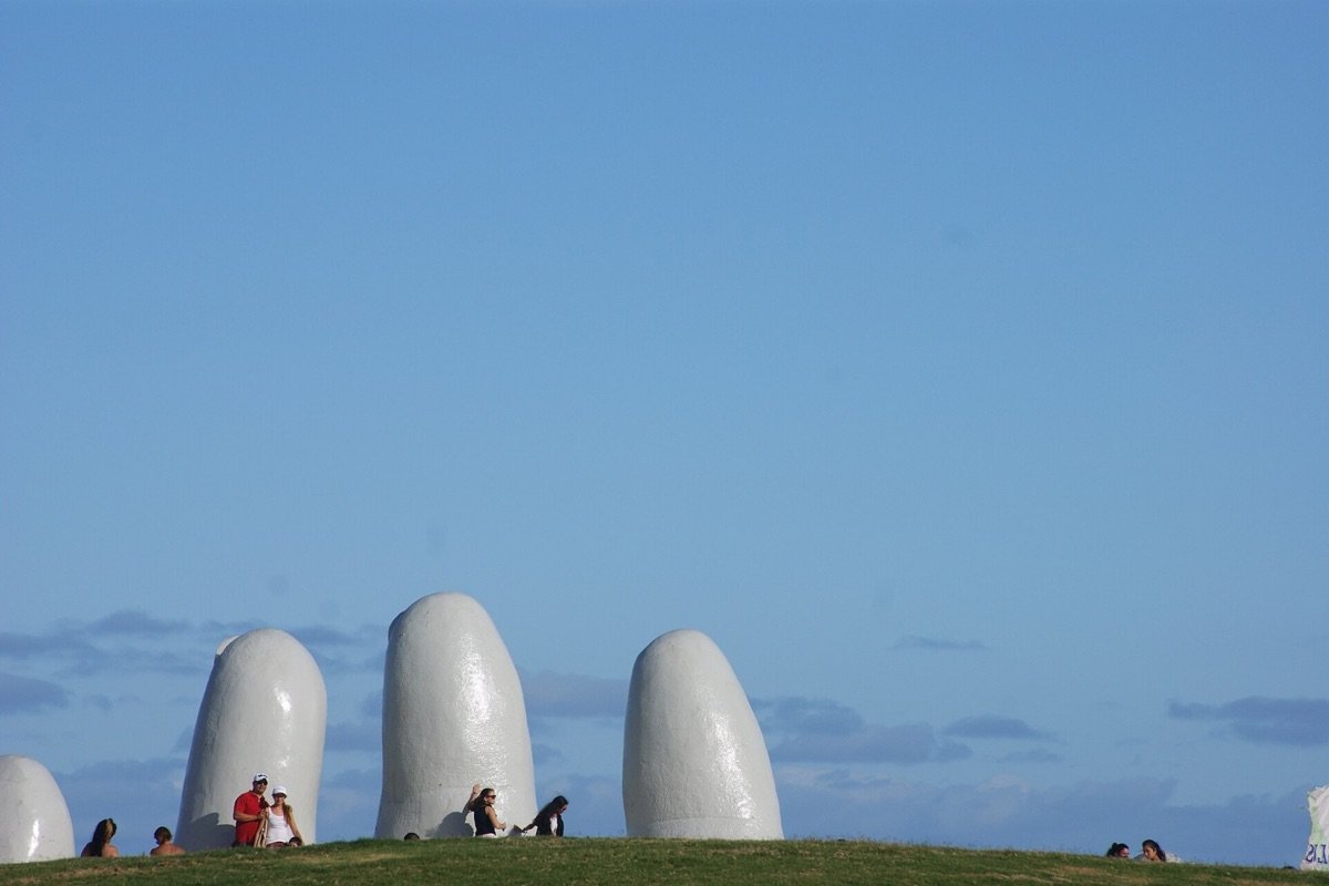 Escultura La Mano en Playa Brava