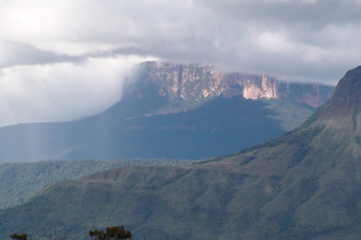 Carretera entre paisajes de la Gran Sabana
