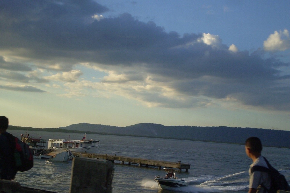 Embarcaciones junto a la costa de Morrocoy