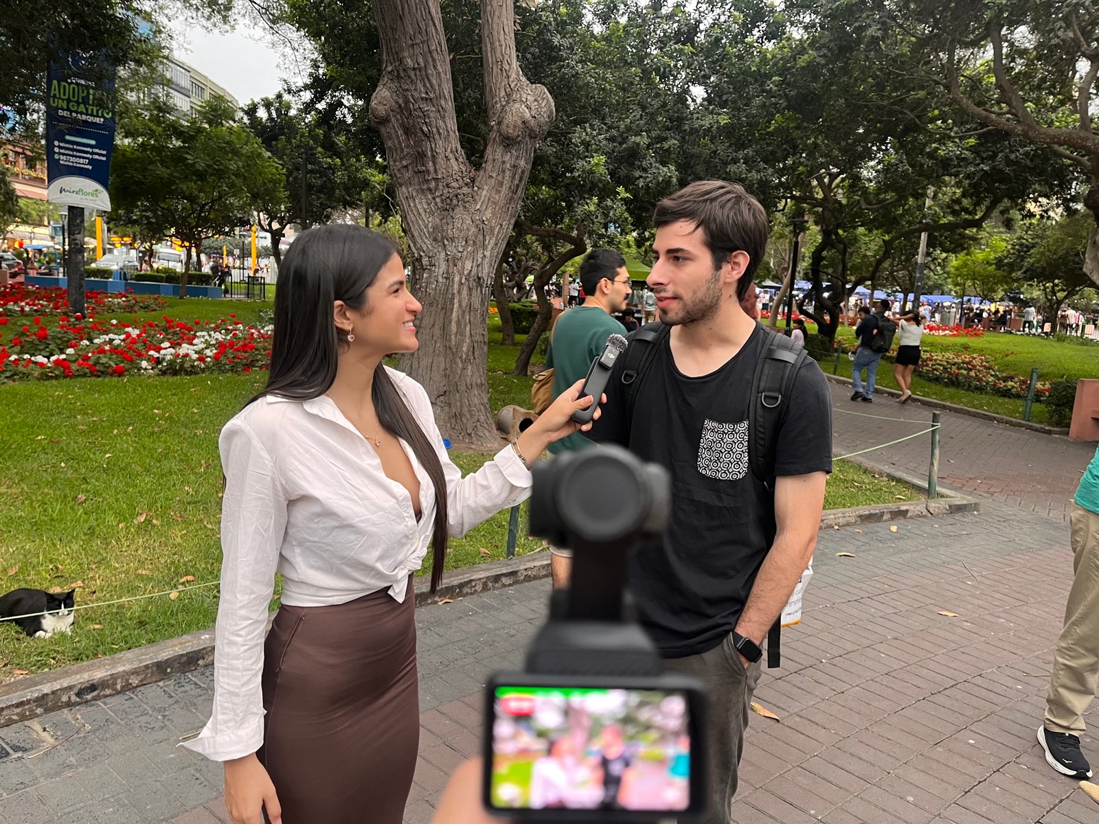 Dana realizando una entrevista en Lima, Perú
