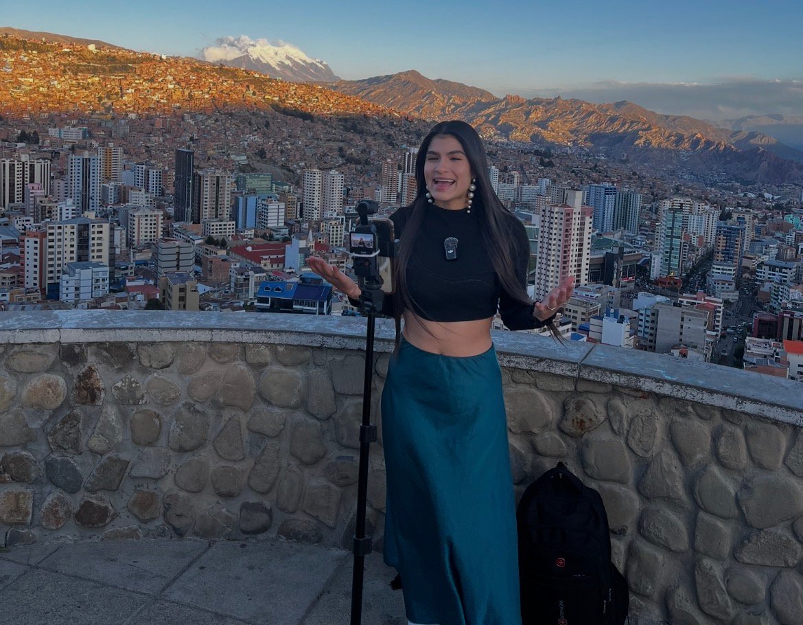 Dana compartiendo sus opiniones mientras graba en La Paz, Bolivia
